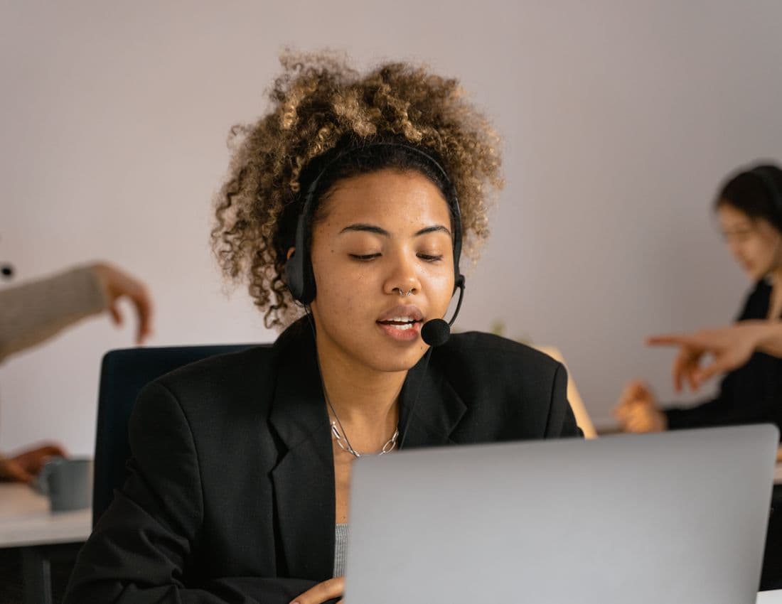 IT support technician assisting a Dubai business